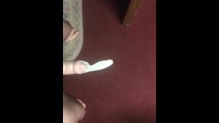 Een gevuld condoom schudden in slow motion