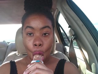 Ebony Grandes Lábios Chupando Sorvete Pop Lá Fora no Carro - Cami Creams