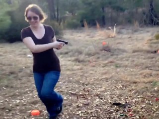 Cute Meisje Chloe Glock 42 Run En Gun Shooting .380acp Pistol