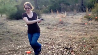 Cute Meisje Chloe Glock 42 Run en Gun Shooting .380acp Pistol