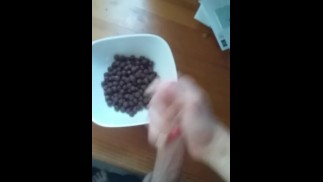 在他早上的早餐麦片中射精