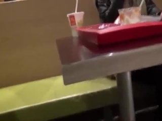 MEGA POMPINO AL MCDONALD'S sotto il tavolo screenshot number 2