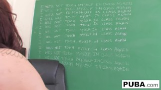 Petite culo bolla Casey rimane dopo la scuola per soddisfare la sua figa