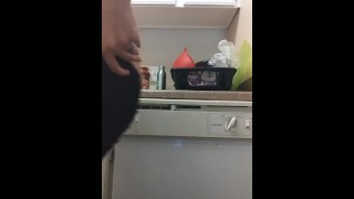 Booty estourando na cozinha enquanto cozinha