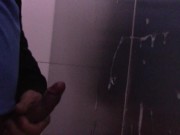 Caliente chico se masturba en el baño publico silenciosamente