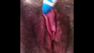 Волосатый FTM мастурбирует электрической зубной щеткой и мочится