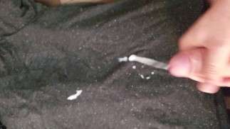 HD - 年轻的未删减男孩拍摄大负荷。非常好的鸡巴！