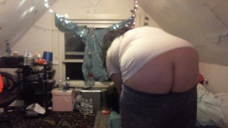 胖白女孩屁股裂缝清洁和整理床铺