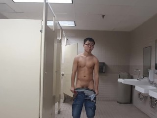 Twink Asiático Tira Naked Em Banheiro Público