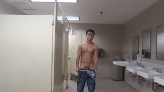 公衆トイレで裸のアジアのイケメンストリップ