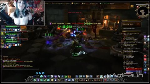 Chica gamer de World of Warcraft hace todo lo que puede para sanar mientras se corre