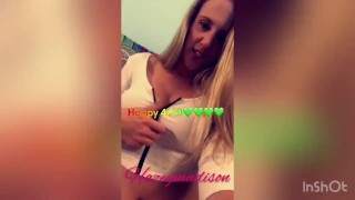Sexy stoner blonde speelt met haar massieve tieten