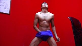 Chico Colombiano baila Caliente y sensual