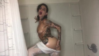 Мокрые белые штаны для йоги