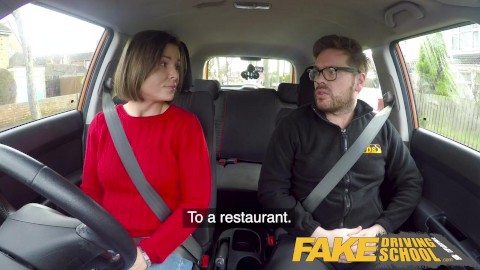 Fake Driving School Une étudiante jalouse avec de beaux seins veut une baise hard