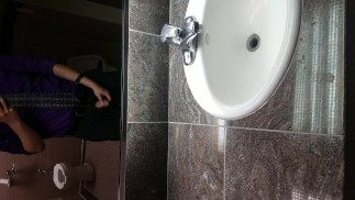 Super Hot Stud Schießt MASSIVE LOAD in öffentlicher Toilette