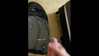 年轻的家伙记录了他的大量射精