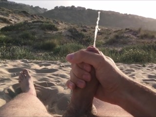 Masturberen Op Naaktstrand. Slowmotion Cumshot