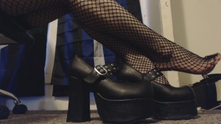 Chica gótica muestra nuevos tacones de plataforma Black y pies de medias de red