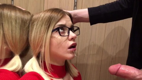 In der Umkleide. Sie liebt es harten Schwanz zu lutschen POV geiler Blowjob