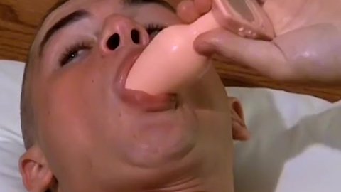 Rokende twink speelt met een grote buttplug en zijn dikke lul