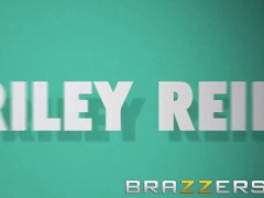 Video Brazzers - Riley Reid gets stretched out by doctor