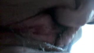 Novo vídeo da buceta peluda de uma virgem!