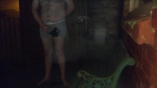 Повешенный и волосатый молодой детеныш мочится на серых кальвинов на открытом воздухе