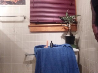 Черное белье в ванной комнате с красивой огромной отделкой