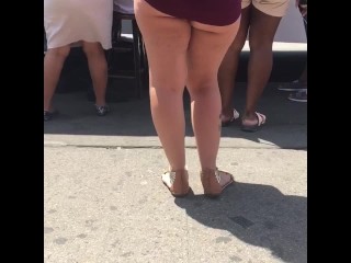 Esposa Em Mini Vestido Exibindo Nádegas Em Público