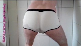 Pissen in weißer Short