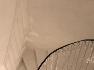 Deux jeunes excités baisent dans l'escalier d'un immeuble