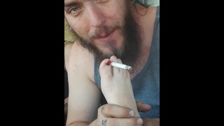 Fumando una sigaretta con i piedi