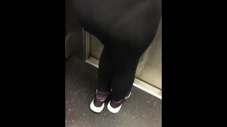 Femme En Leggings Transparents Avec Culotte De Fatigue Dans Le Train Public