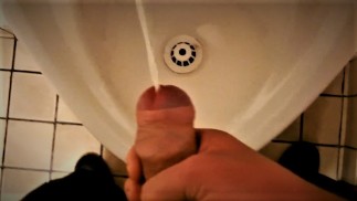 Почти Пойман За Тем, Что Кончает В Общественном Туалете Писсуар - SlugsOfCumGuy