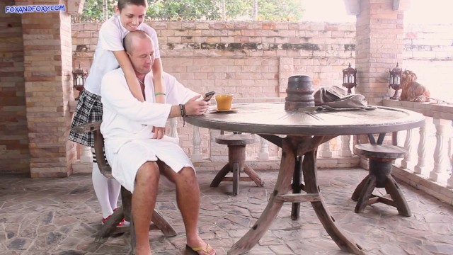 Schritt Vater Ficken Tochter Im Arsch Auf Dem Tisch Und Sperma Im Inneren