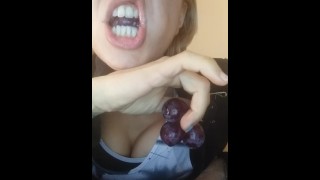 mangiando chicchi d'uva
