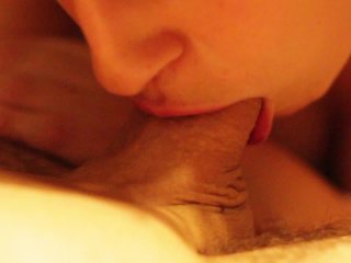 La mia ragazza mi fa unpompino e giocacon il mio prepuzio