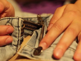 La mia ragazza mi fa un pompino e gioca con il mio prepuzio