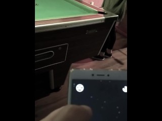 Bragas Vibrantes, Torturando a su novia en público mientras juegan billares