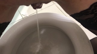 在公共厕所小便 - 在商店里小便