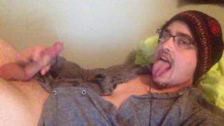 Возбужденный Парень Кончает На Лицо И Очки