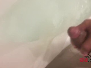 Se Masturba En La Bañera