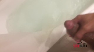 Se masturba en la bañera