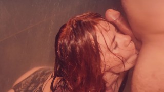 빨강 머리 오 관능적인 구강 고 수탉 예배 에 뜨거운 샤워기
