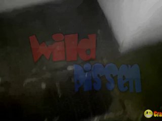 Wild pinkeln - Ich pisse an die Hauswand