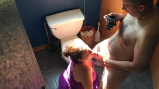 bbw Missy da mamada descuidada a su esposo en el piso del baño
