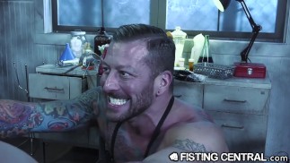 Папаша-доктор сжимает кулаками своего монстра-красавчика и непослушного помощника