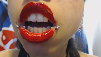 Spalmare completamente il rossetto rosso vivo e fare un pasticcio