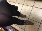 妻は店で黒いスパンデックスの公共のひもを通して見る